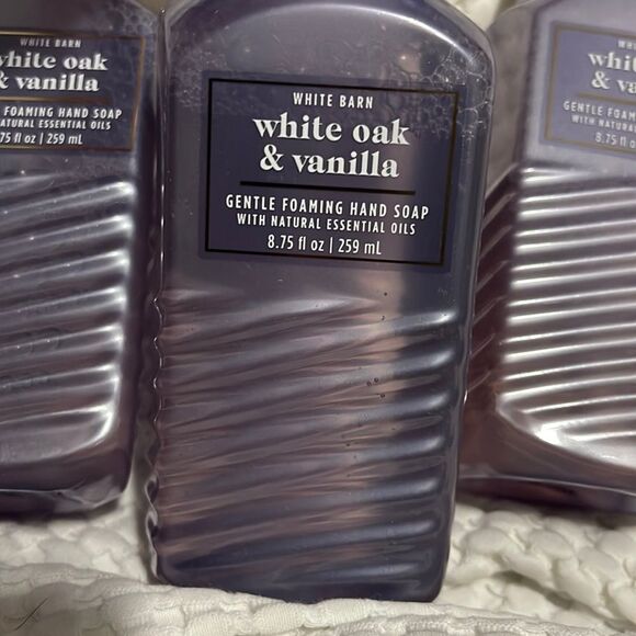 NEW- White Barn/ Bath & Body Works. White Oak & Vanilla Foam Soap - Picture 2 of 4